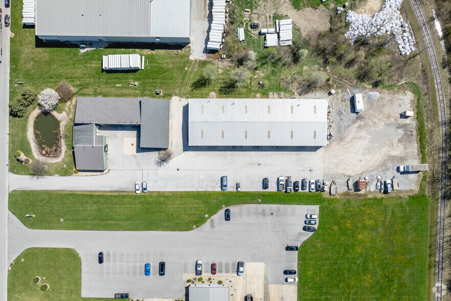 More Photos Of 326 Industrial Pky, Bowling Green Light Manufacturing For Lease