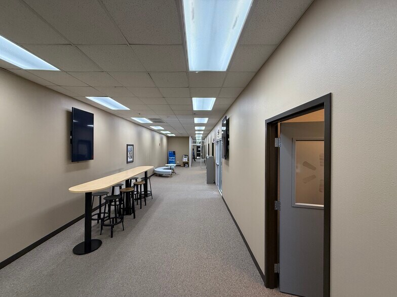 More Photos Of 2501 SE Otis Corley Dr, Bentonville Flex For Lease