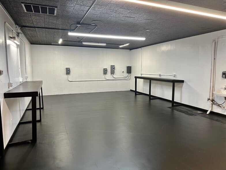 More Photos Of 210 Gravel St, Seguin Warehouse For Lease