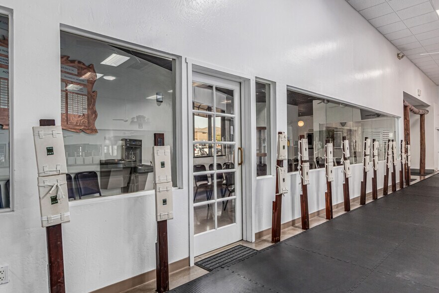 More Photos Of 3173 E Chandler Blvd, Phoenix Freestanding For Sale