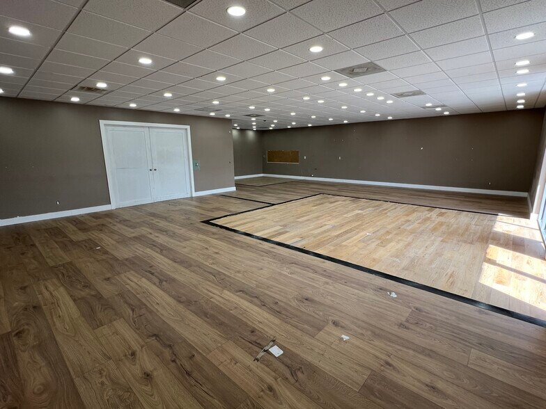 More Photos Of 500 N Old Dixie Hwy, Jupiter Light Manufacturing For Lease