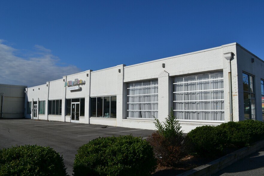 More Photos Of 2115 Granby St, Norfolk Showroom For Lease