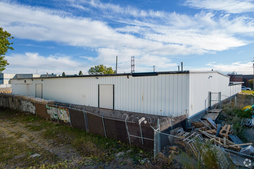 More Photos Of 1560 Hastings Cres SE, Calgary Service For Lease