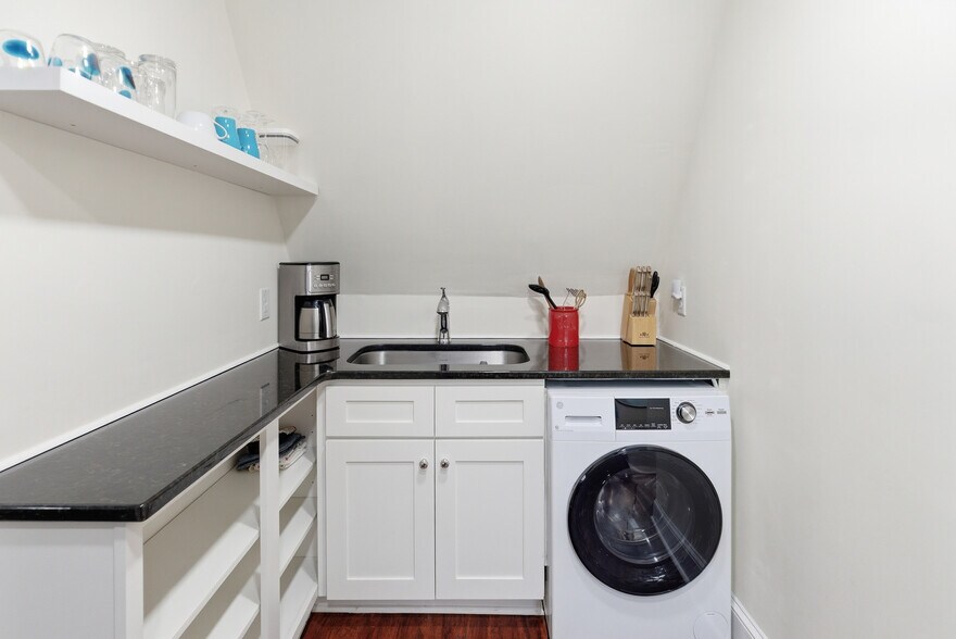 More Photos Of 119 N Davis St, Southport Hospitality For Sale