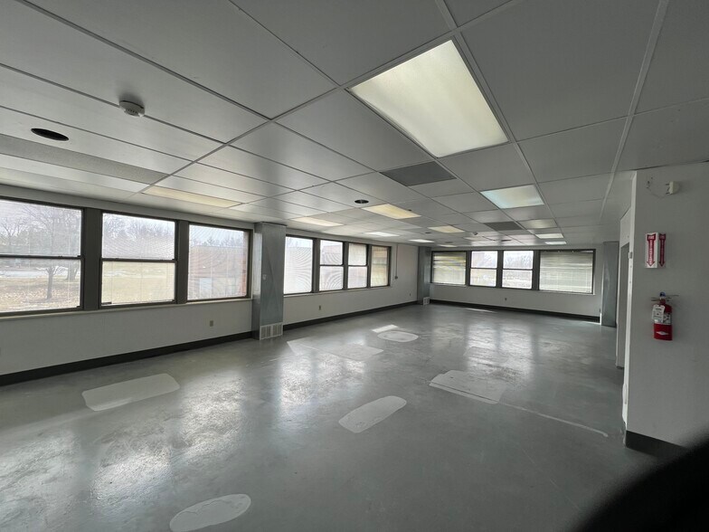 More Photos Of 8300 Dow Cir, Strongsville Light Distribution For Lease