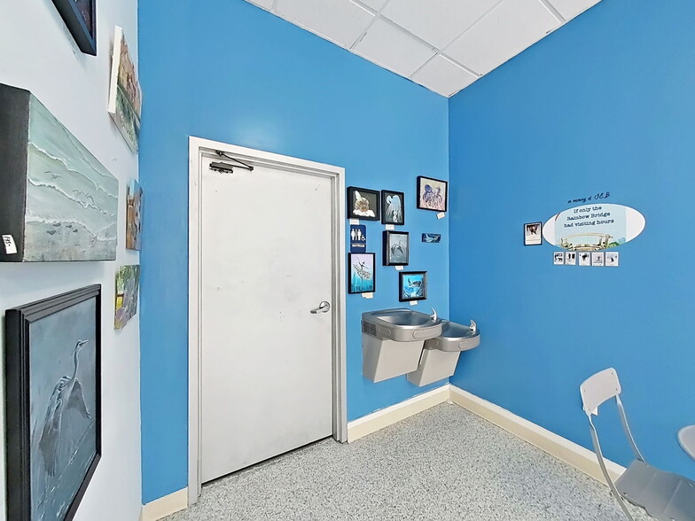 More Photos Of 18421-18423 US Highway 19 N, Clearwater Storefront For Lease