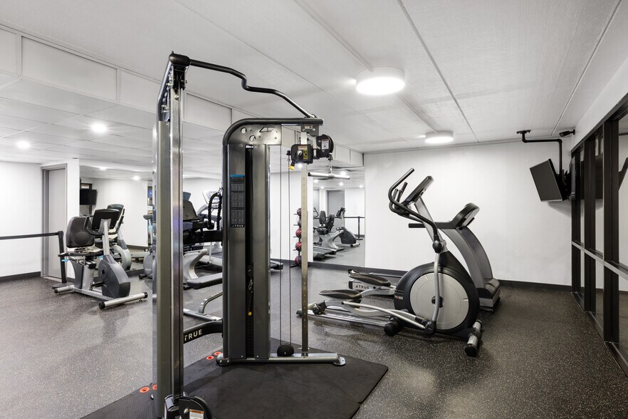More Photos Of 1244 Canterbury Rd, Shakopee Hotel For Lease