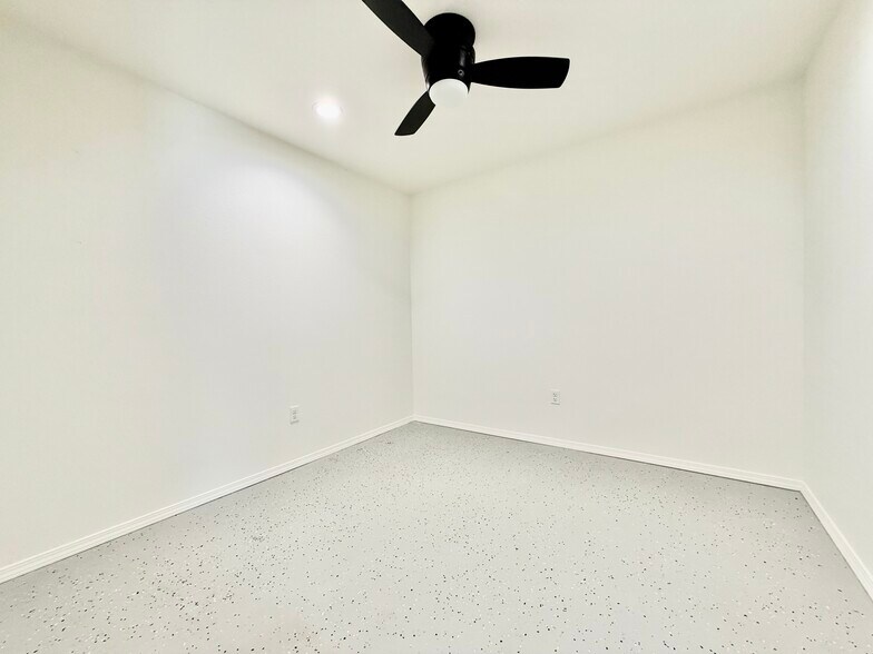 More Photos Of 1030 Moccasin ave, Tahlequah Flex For Lease