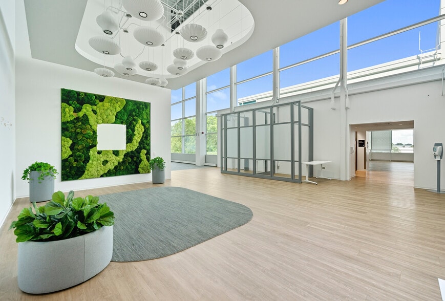 More Photos Of 1950 Innovation Way, Libertyville Unknown For Lease