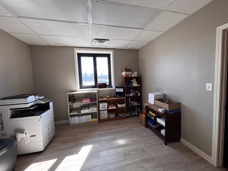 More Photos Of 220 W Wayne St, Kendallville Warehouse For Lease