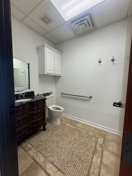 More Photos Of 1585 E Broad St, Mansfield Unknown For Lease