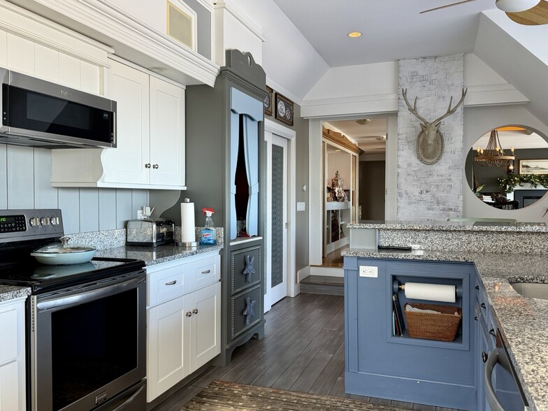 More Photos Of 886 Commercial St, Rockport Hotel For Sale