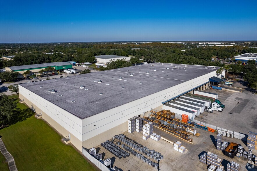 More Photos Of 2000 Parks Oaks Ave, Orlando Warehouse For Lease