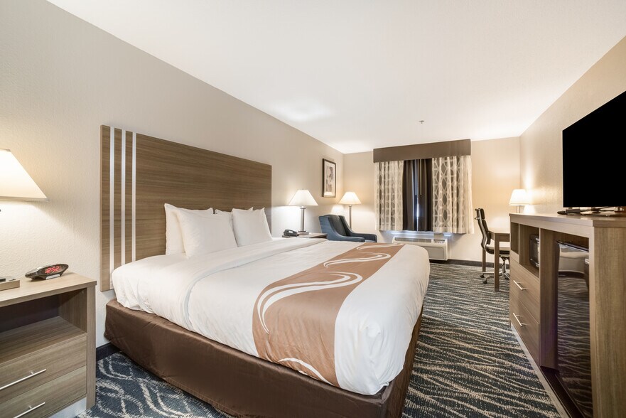 More Photos Of 1304 W Evergreen Dr, Effingham Hotel For Sale