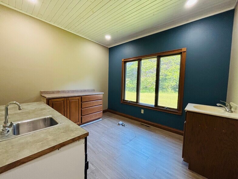 More Photos Of 1629 Harding Blvd, Cotter Medical For Sale