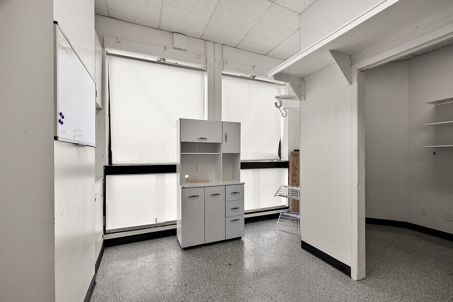 More Photos Of 150 E University Dr, Rochester Storefront Retail Office For Lease