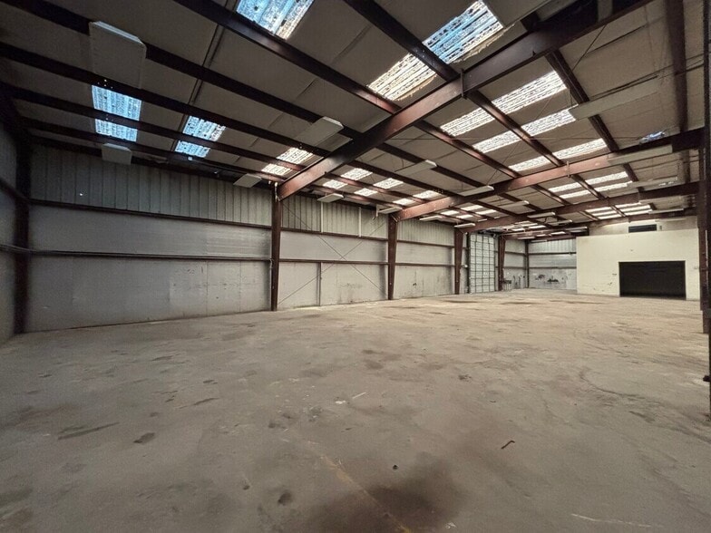 More Photos Of 10602 Bluff Bend Dr, Austin Warehouse For Lease