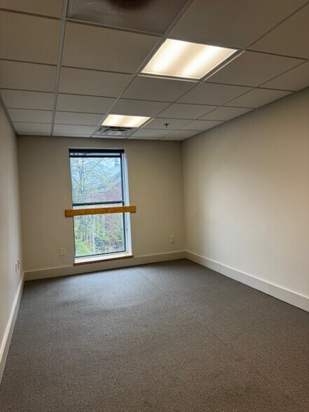 More Photos Of 86 Saint Paul St, Burlington Office For Lease