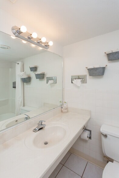 More Photos Of 2803 W 2nd St, Roswell Hotel For Sale