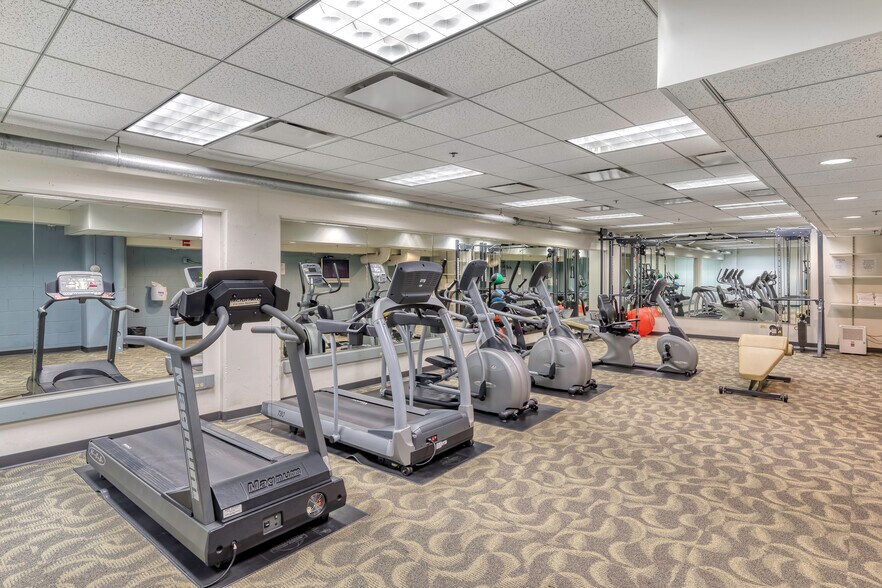 More Photos Of 25 NW Point Blvd, Elk Grove Village Office For Lease