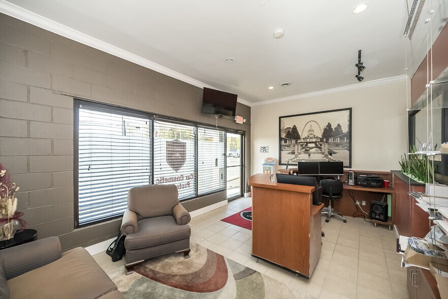 More Photos Of 3444 N Lindbergh Blvd, Saint Ann General Retail For Sale