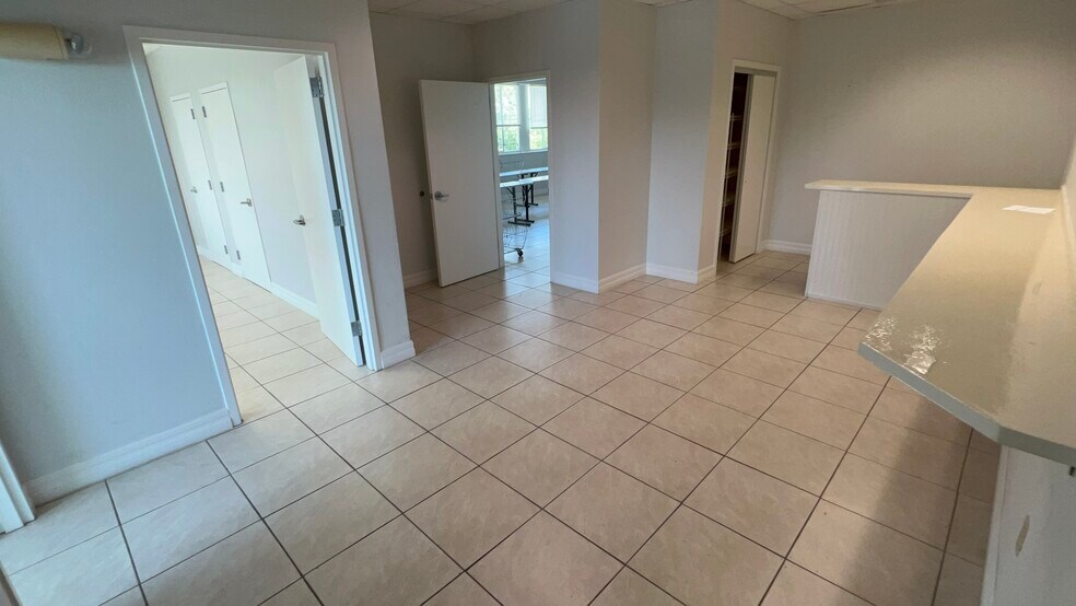 More Photos Of 4940 Bayline Dr, North Fort Myers Warehouse For Lease