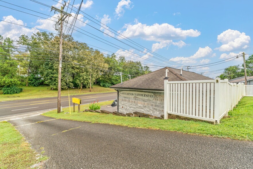 More Photos Of 927 S Charles G Seivers Blvd, Clinton General Retail For Sale