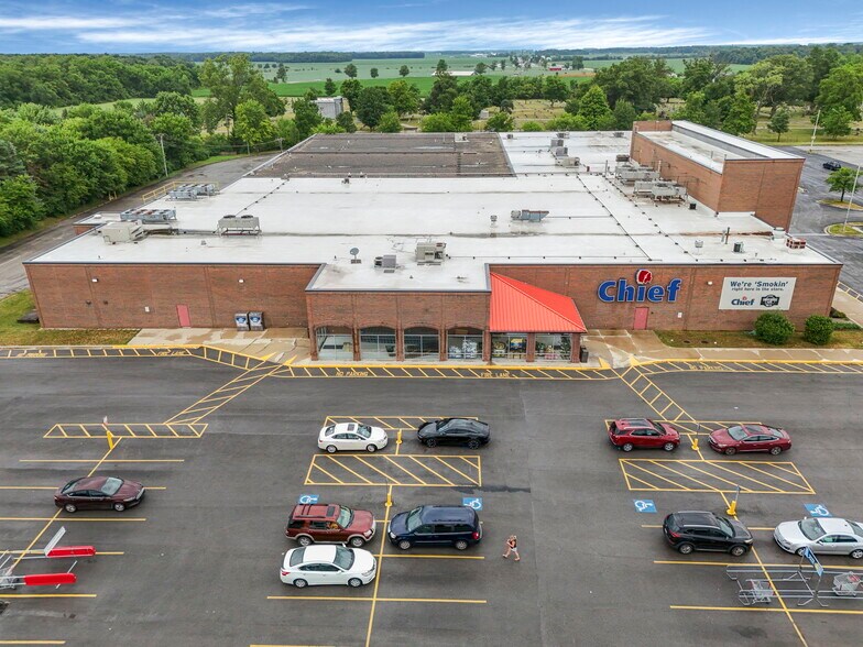 Primary Photo Of 221 Summit St, Celina Supermarket For Lease