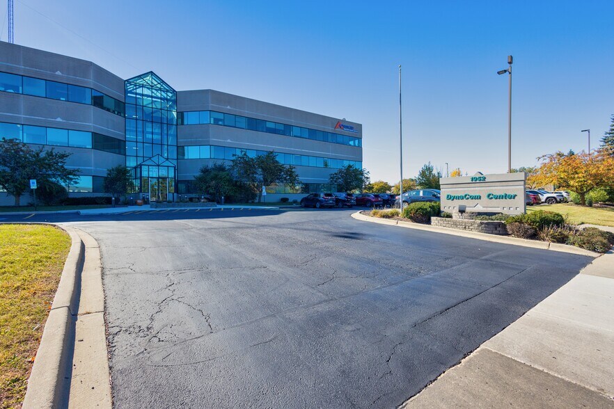 More Photos Of 1952 Mcdowell Rd, Naperville Business Park For Lease