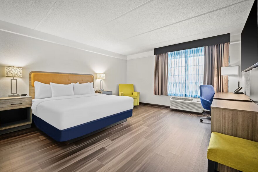 More Photos Of 8730 NW 27th St, Miami Hotel For Sale