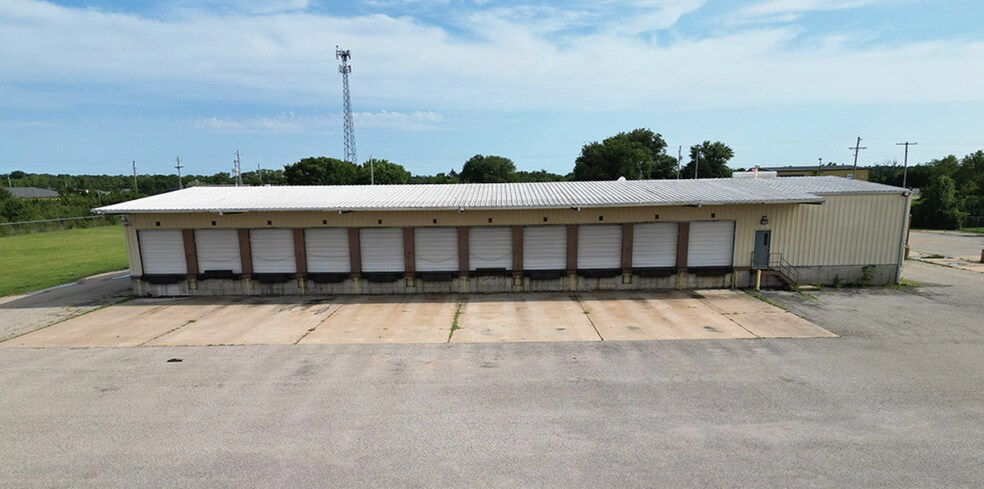 More Photos Of 2000 SE Rice Rd, Topeka Truck Terminal For Lease