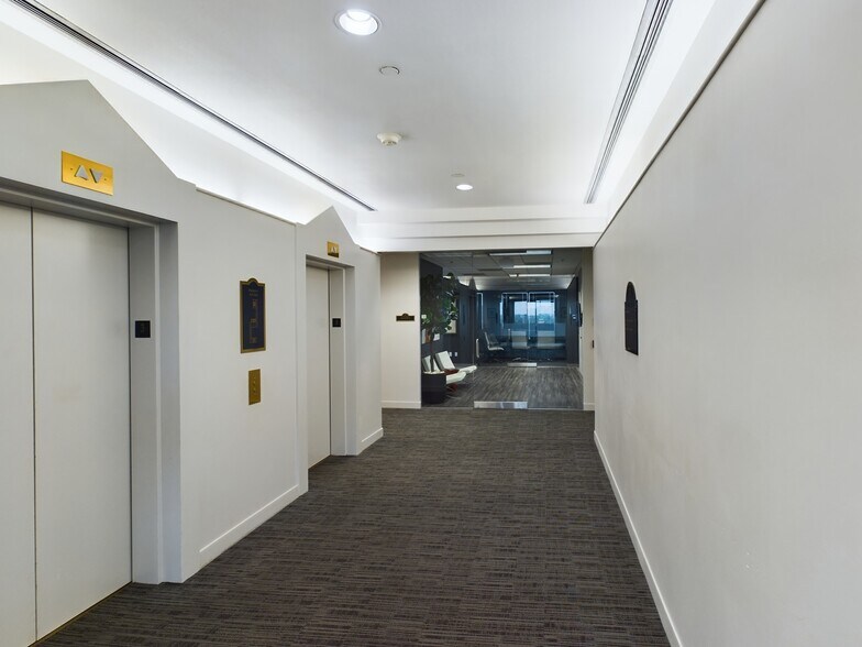 More Photos Of 2350 Airport Fwy, Bedford Office For Lease