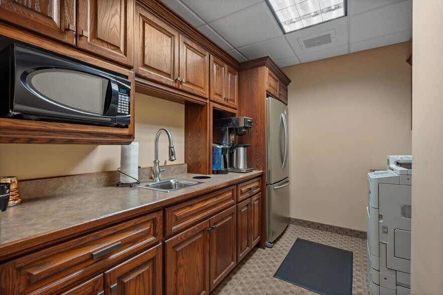 More Photos Of 225 Cedardale Dr SE, Owatonna Office For Sale