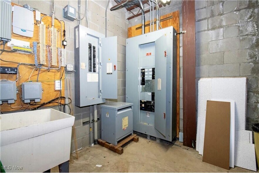 More Photos Of 390 E Wood St, Shreve Flex For Sale