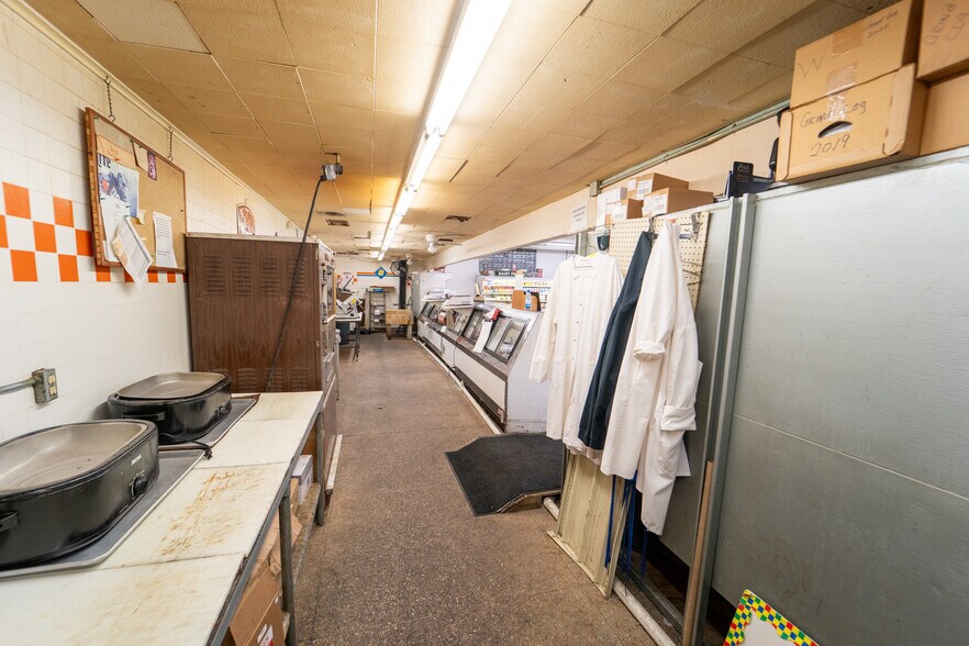 More Photos Of 1302 E Crestwood Dr, Victoria Storefront For Sale