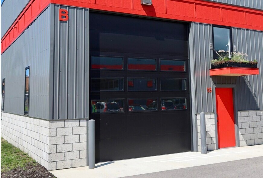 Primary Photo Of 815 Verhoeks St, Grand Haven Showroom For Sale