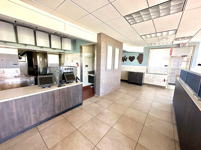 More Photos Of 1209 Broadway Ave E, Mattoon Fast Food For Sale