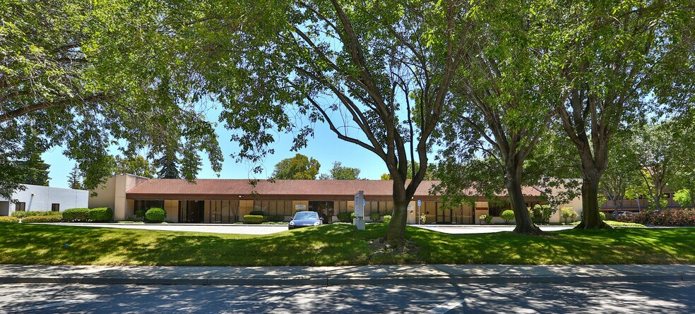 More Photos Of 118-122 Charcot Ave, San Jose Flex For Lease