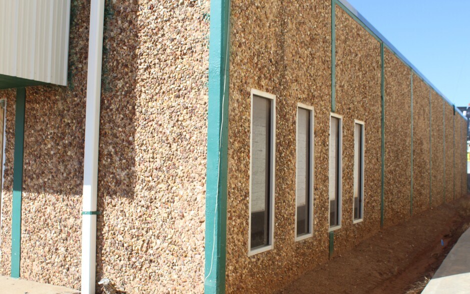 More Photos Of 1421 34th St, Woodward Service For Sale