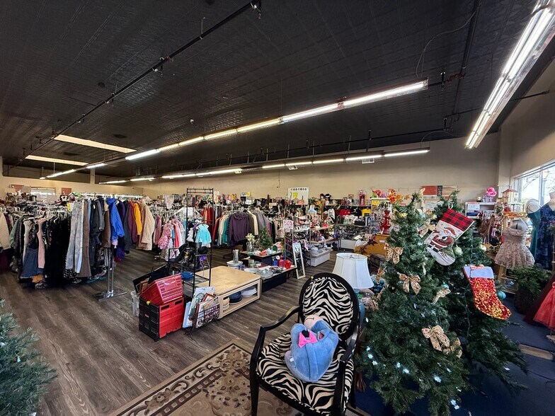 More Photos Of 137 N L St, Dinuba Storefront Retail Residential For Sale