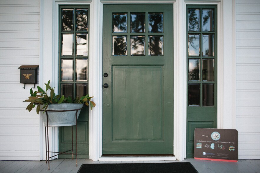 More Photos Of 1031 N Congress St, Jackson Office For Sale