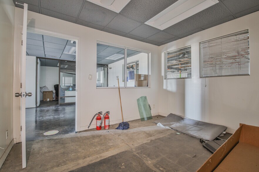 More Photos Of 9130 Glenoaks Blvd, Sun Valley Manufacturing For Lease
