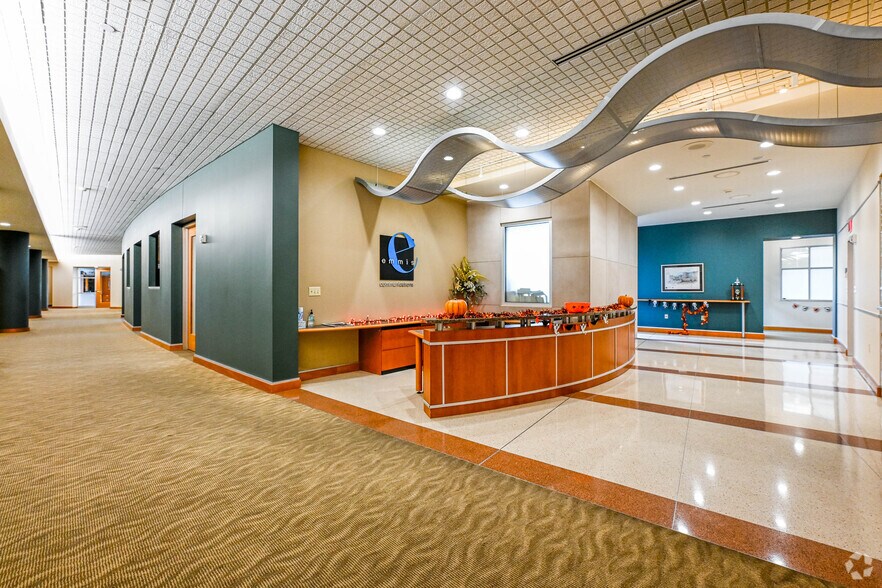 More Photos Of 40 Monument Cir, Indianapolis Office For Sale