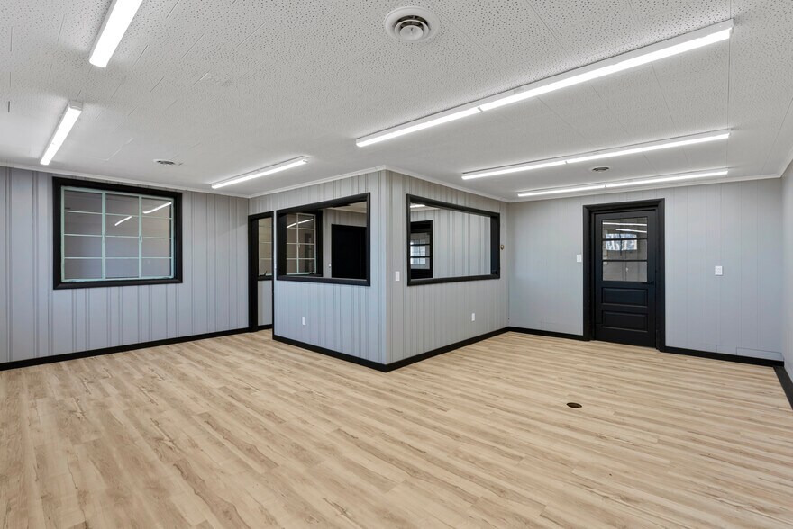 More Photos Of 5 Webb St, Windsor Locks Manufacturing For Lease