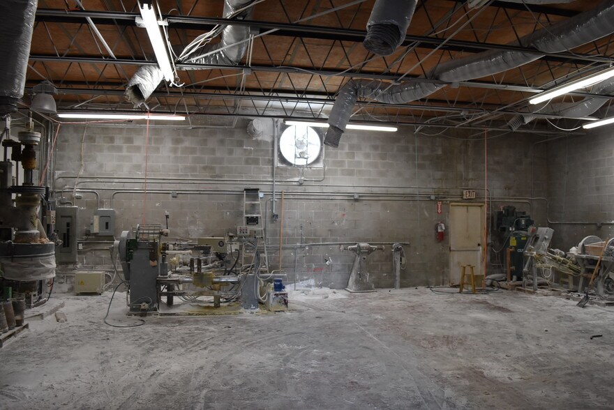 More Photos Of 14401 60th St N, Clearwater Warehouse For Lease