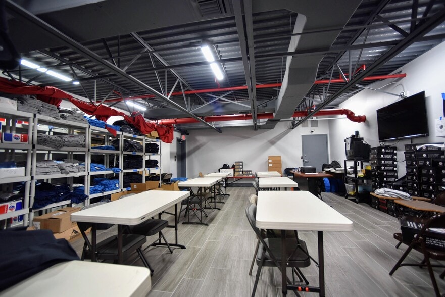 More Photos Of 14000-14046 NW 82nd Ave, Miami Lakes Light Distribution For Lease