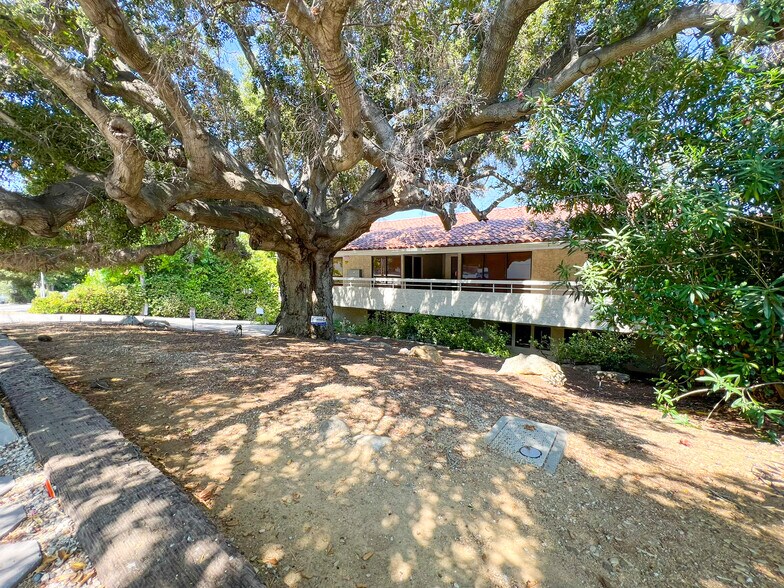More Photos Of 28215 Agoura Rd, Agoura Hills Office For Lease