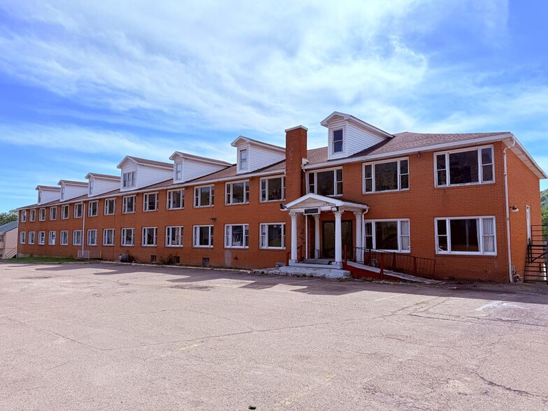 More Photos Of 834 3rd St, New Martinsville Hotel For Sale