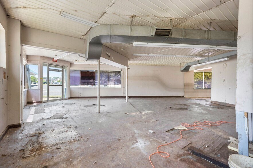 More Photos Of 55 White Ave, East Longmeadow Freestanding For Lease