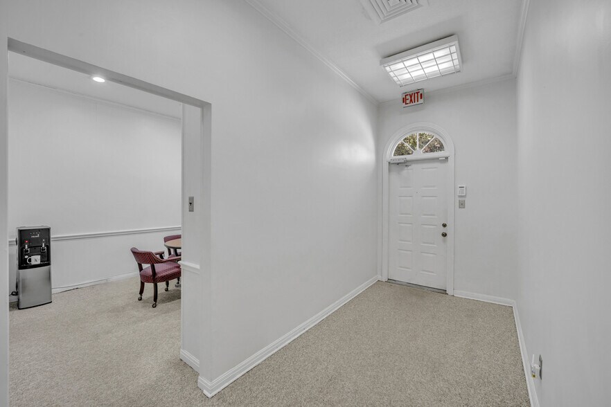 More Photos Of 721 W Abram St, Arlington Medical For Lease